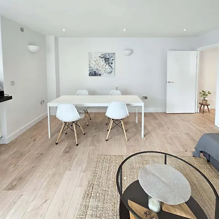 Beautiful 2 Bedroom Flat In Battersea Apartment *