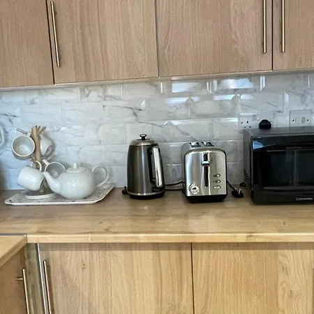 Lovely 3-bedroom Townhouse * Harold Wood
