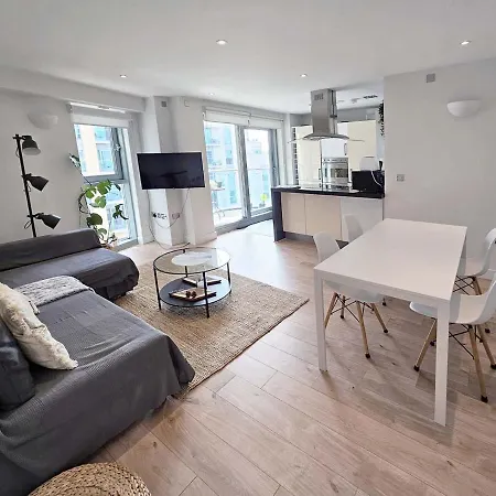 Beautiful 2 Bedroom Flat In Battersea