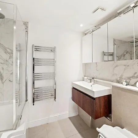Monthly Stays! 2 Bedroom Short Term & Flexible Renting Canary Wharf With Free Parking *