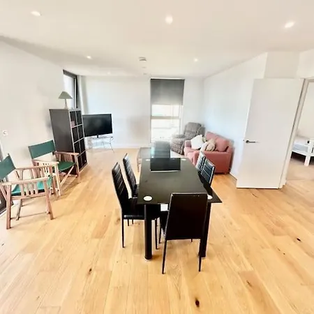 Apartment Large Two Bed & Two Bathroom Penthouse That Sleeps 6 *