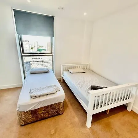 Large Two Bed & Two Bathroom Penthouse That Sleeps 6 * Croydon