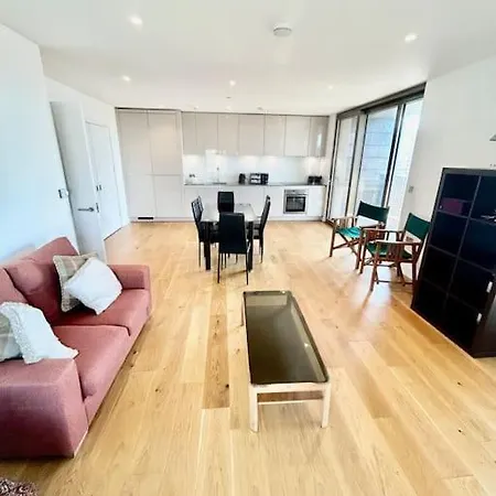 Large Two Bed & Two Bathroom Penthouse That Sleeps 6 * Croydon