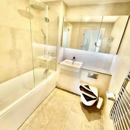 Large Two Bed & Two Bathroom Penthouse That Sleeps 6 Croydon