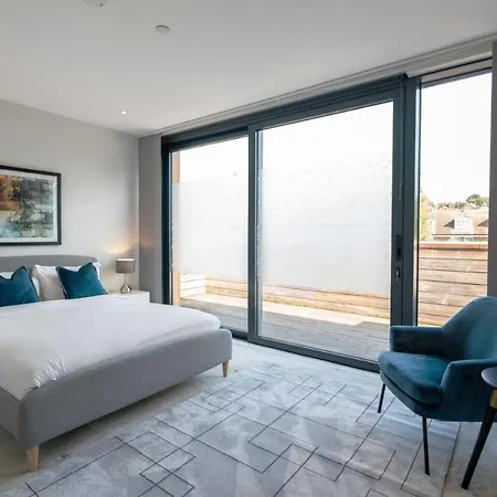 The Hampstead Hideout - Glamorous 3bdr Flat With Balcony London