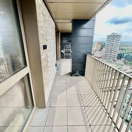 Large Two Bed & Two Bathroom Penthouse That Sleeps 6 Apartment Croydon