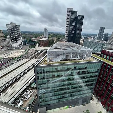 Large Two Bed & Two Bathroom Penthouse That Sleeps 6 Croydon