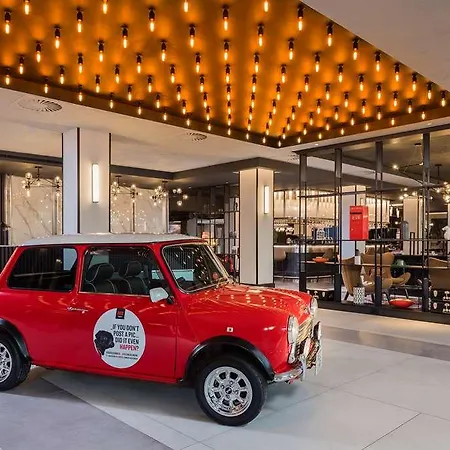 Radisson Red Heathrow Hotel *