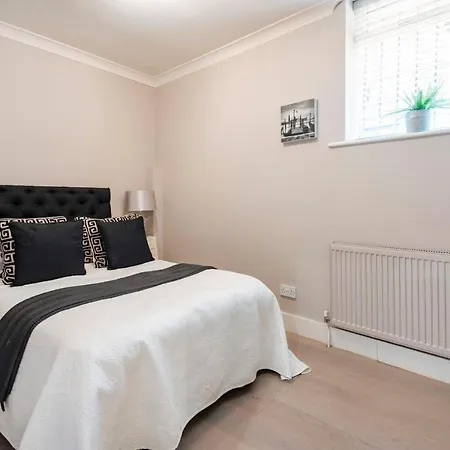 Hampstead Garden Flat-hosted By Sweetstay *