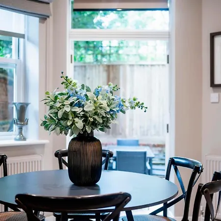 Hampstead Garden Flat-hosted By Sweetstay *