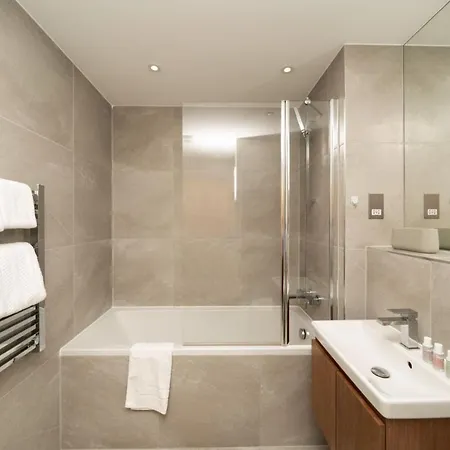 The Hampstead Hideout - Glamorous 3bdr Flat With Balcony London