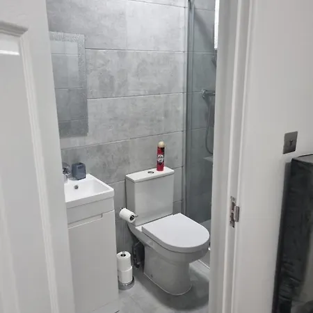 Tw11 - Book A Room Or Entire Apartment * Teddington