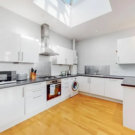 Apartment Spacious 2 Bedroom Flat With Garden In Acton