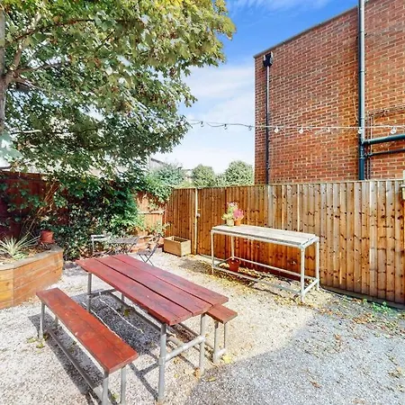 Spacious 2 Bedroom Flat With Garden In Acton Apartment