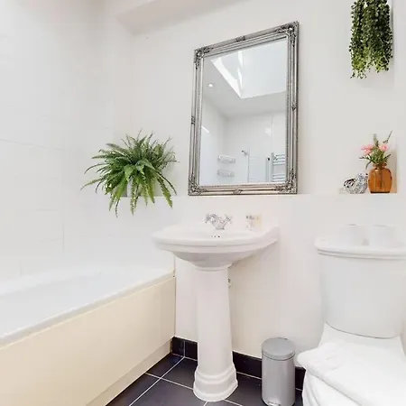 Apartment Spacious 2 Bedroom Flat With Garden In Acton