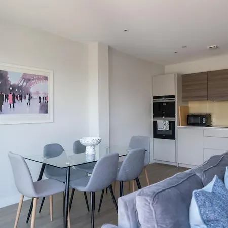 The Hampstead Hideout - Glamorous 3bdr Flat With Balcony Apartment *