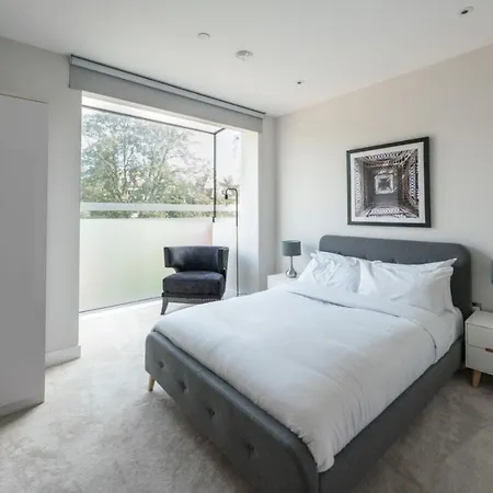 The Hampstead Hideout - Glamorous 3bdr Flat With Balcony London