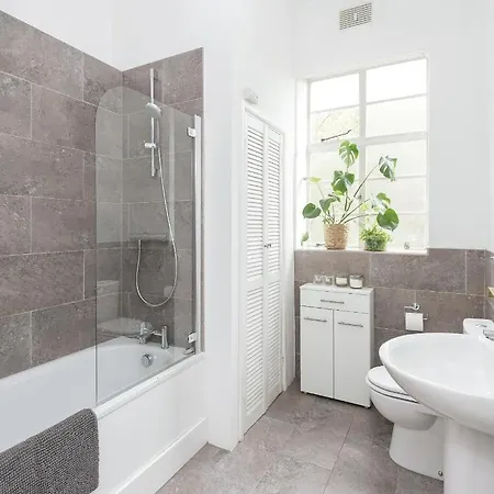 Chic 1 Bedroom In Bloomsbury, Sleeps 4 * London