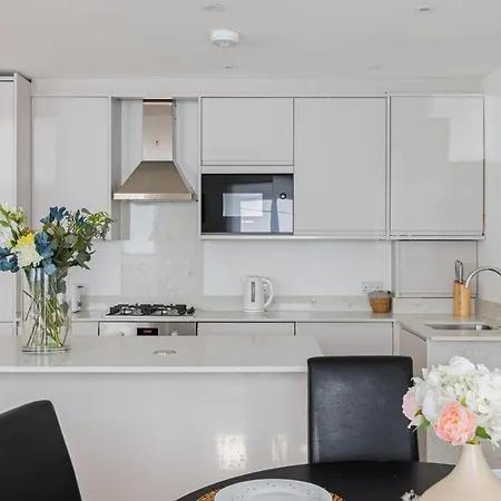Apartment Kensington High Street London