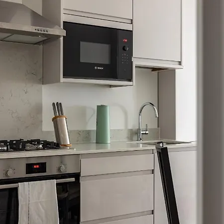Apartment Kensington High Street London