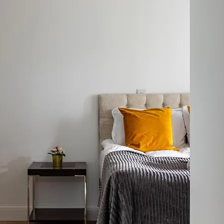 Apartment Kensington High Street London