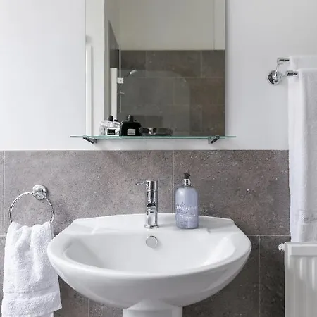 Apartment Chic 1 Bedroom In Bloomsbury, Sleeps 4 London