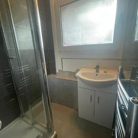 Private With Smart Tv In * Londyn