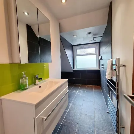 Bright Floor, 1 Bed In Great Location London