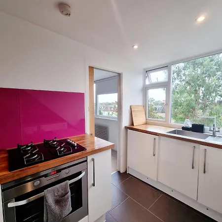 Bright Floor, 1 Bed In Great Location Apartment *
