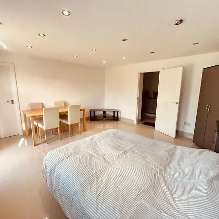 Large Studio Flat C Near Heathrow *
