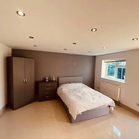 Large Studio Flat C Near Heathrow Apartment *