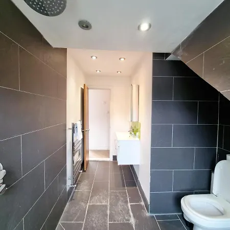 Bright Floor, 1 Bed In Great Location *