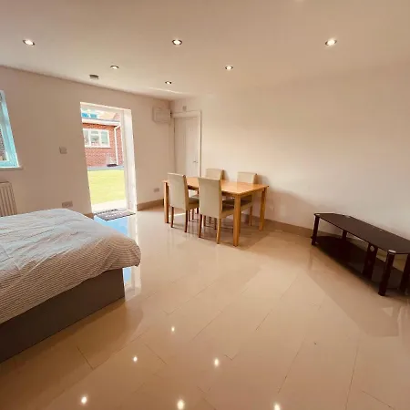 Large Studio Flat C Near Heathrow * Hillingdon