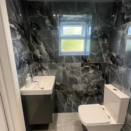 Apartment Large Studio Flat C Near Heathrow