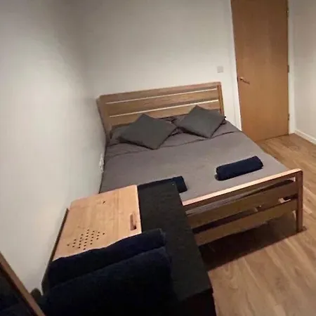 2 Bed Close To Station With Parking * London