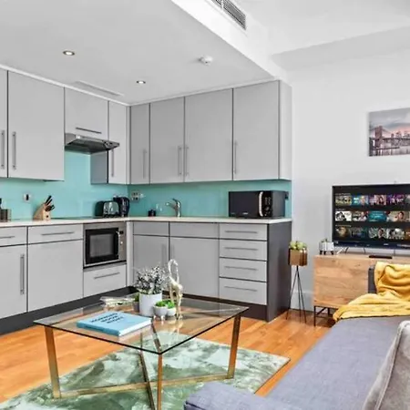 Apartment Luxe Living Near Piccadilly Hy11