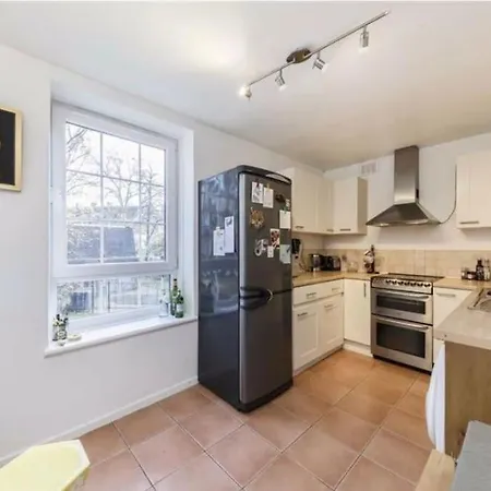 Spacious 2 Bedroom Flat In Apartment *