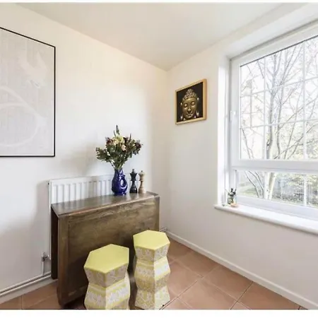 Spacious 2 Bedroom Flat In Apartment