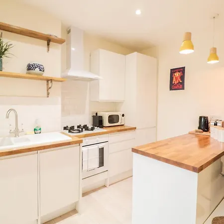 Apartment Beautiful 2-Bedroom Flat Just Steps From Oval Station *