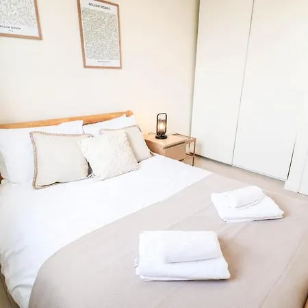 Beautiful 2-Bedroom Flat Just Steps From Oval Station