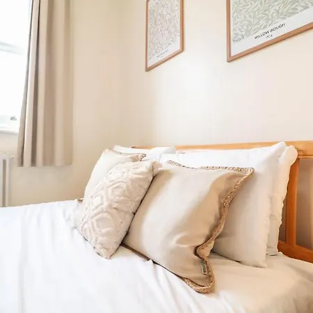 Apartment Beautiful 2-Bedroom Flat Just Steps From Oval Station