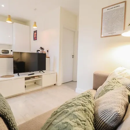 Beautiful 2-Bedroom Flat Just Steps From Oval Station London