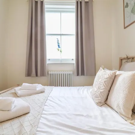 Apartment Beautiful 2-Bedroom Flat Just Steps From Oval Station *