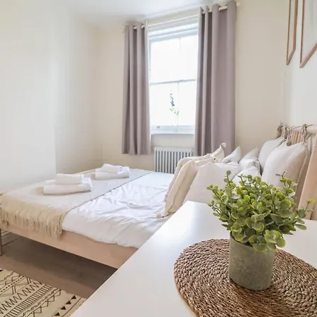 Beautiful 2-Bedroom Flat Just Steps From Oval Station