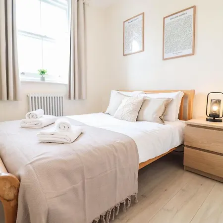 Beautiful 2-Bedroom Flat Just Steps From Oval Station * London