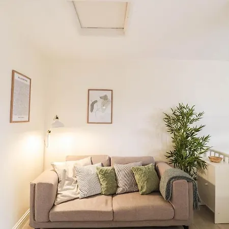Beautiful 2-Bedroom Flat Just Steps From Oval Station Apartment London