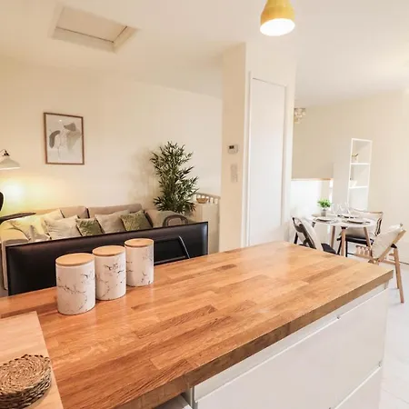 Apartment Beautiful 2-Bedroom Flat Just Steps From Oval Station *