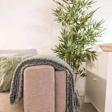 Beautiful 2-Bedroom Flat Just Steps From Oval Station