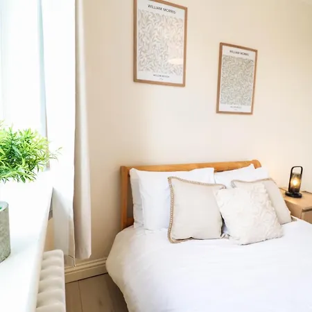 Beautiful 2-Bedroom Flat Just Steps From Oval Station *
