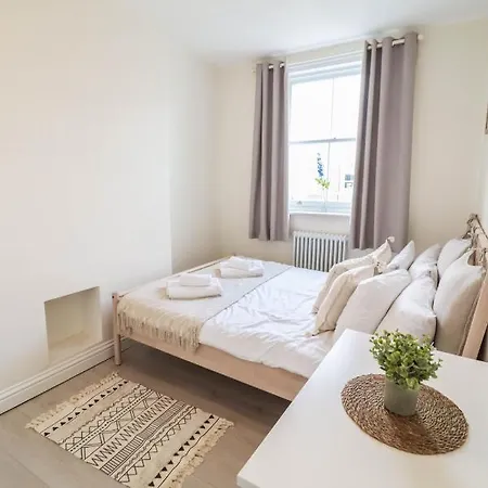 Beautiful 2-Bedroom Flat Just Steps From Oval Station